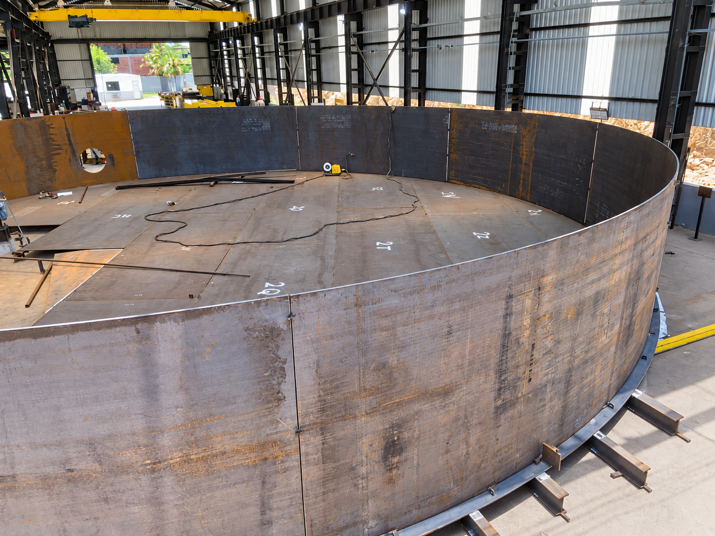 Montagem de chapas e corpo circular no ambiente de fabricação.